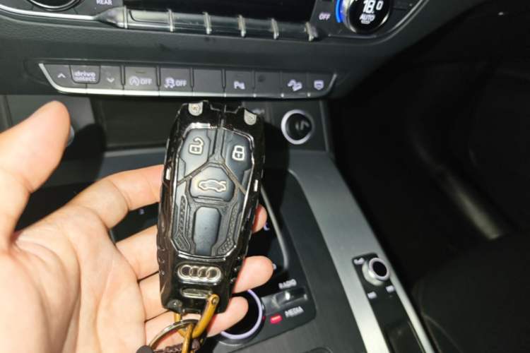 Used Audi Q5L 2018 40 TFSI Prestige Fashion Edition China VI Vehicle Key