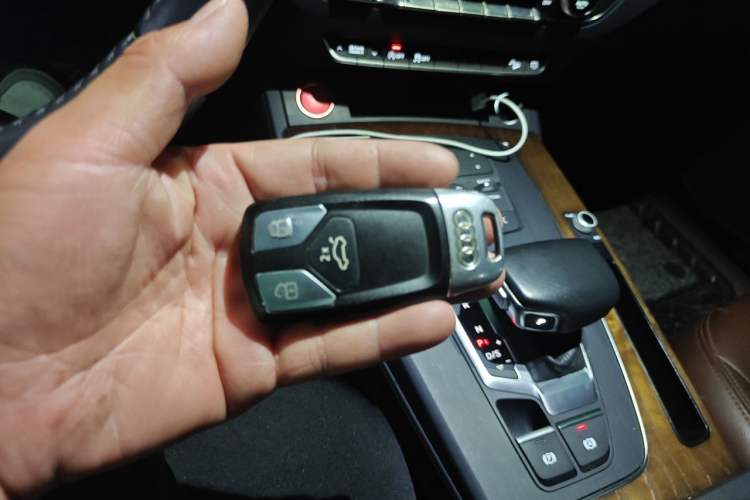 Used Audi Q5L 2018 40 TFSI Prestige Edition China VI Emission Standard Vehicle Key