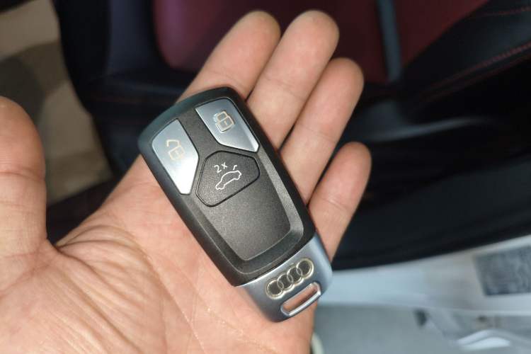 Used Audi Q5L 2018 40 TFSI Prestige Edition China VI Emission Standard Vehicle Key