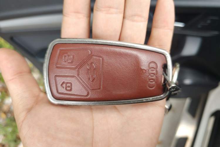 Used Audi Q5L 2018 40 TFSI Prestige Edition China VI Emission Standard Vehicle Key