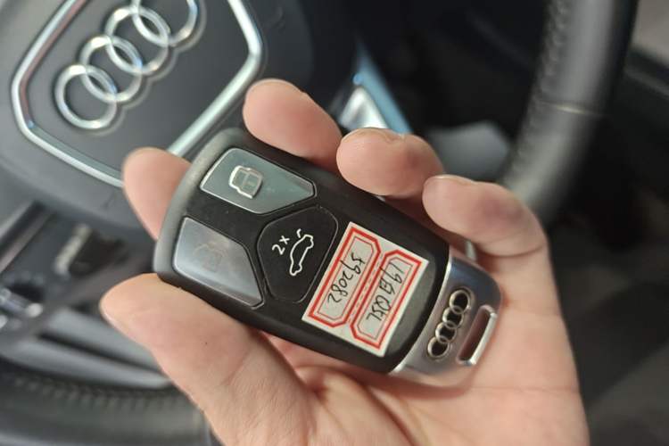 Used Audi Q5L 2018 40 TFSI Prestige Edition China VI Emission Standard Vehicle Key