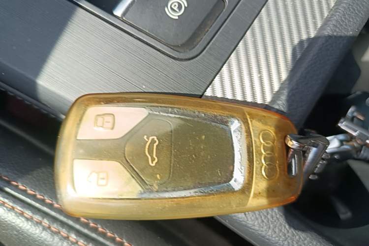 Used Audi Q5L 2018 45 TFSI Prestige Fashion Edition China V Emission Standard Vehicle Key