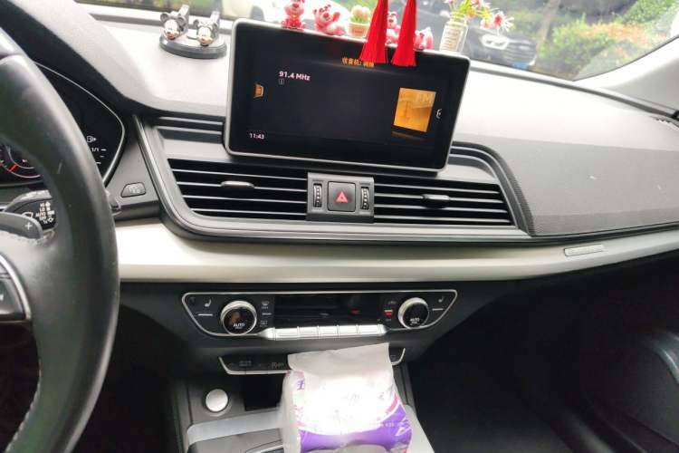 Used Audi Q5L 2020 Updated 40 TFSI Prestige Fashion Edition Audio And AC Panel