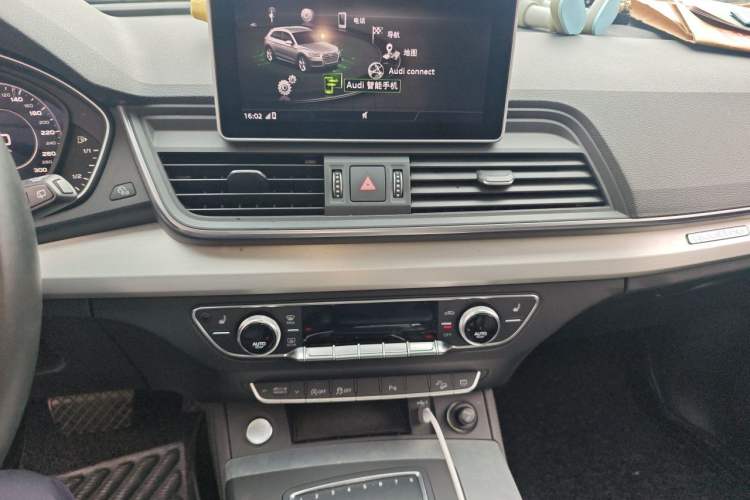Used Audi Q5L 2020 Updated 40 TFSI Prestige Fashion Edition Audio And AC Panel