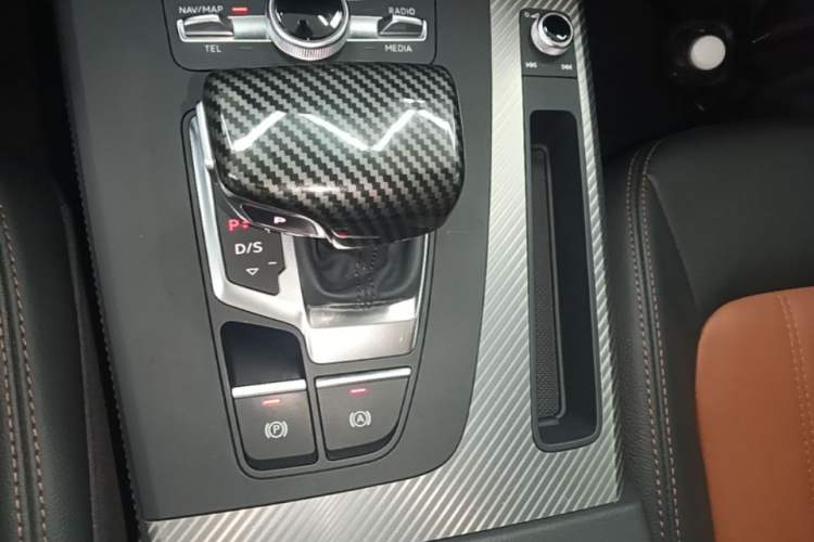 Used Audi Q5L 2020 45 TFSI Prestige Fashion Model Audio And AC Panel