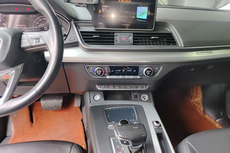 Used Audi Q5L 2020 Updated 40 TFSI Prestige Fashion Edition Audio And AC Panel