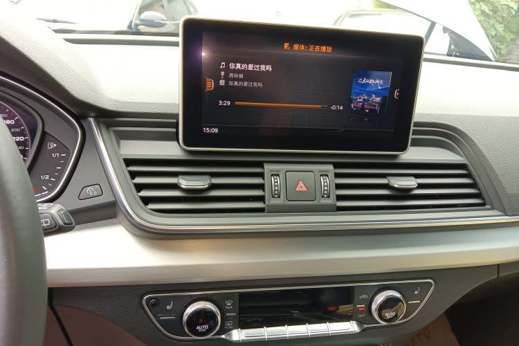 Used Audi Q5L 2020 Updated 40 TFSI Prestige Fashion Edition Audio And AC Panel