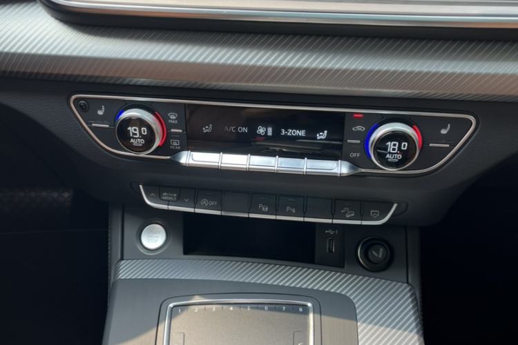 Used Audi Q5L 2020 45 TFSI Prestige Fashion Model Audio And AC Panel