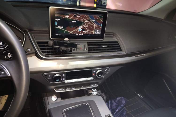 Used Audi Q5L 2020 Updated 40 TFSI Prestige Fashion Edition Audio And AC Panel