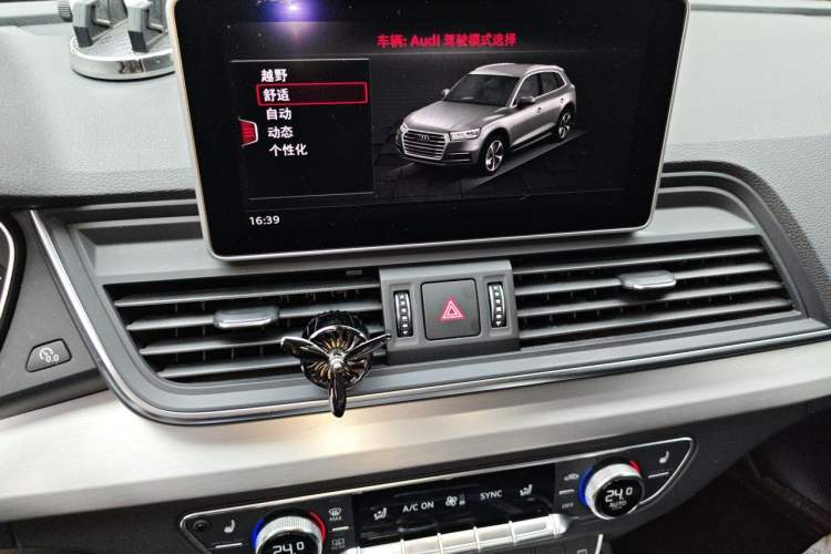 Used Audi Q5L 2020 Updated 40 TFSI Prestige Fashion Edition Audio And AC Panel