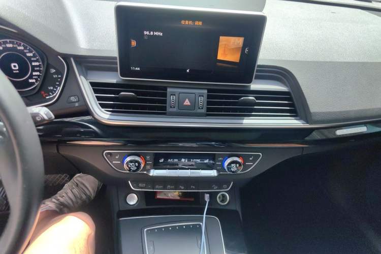 Used Audi Q5L 2020 45 TFSI Prestige Luxury Sport Edition Audio And AC Panel