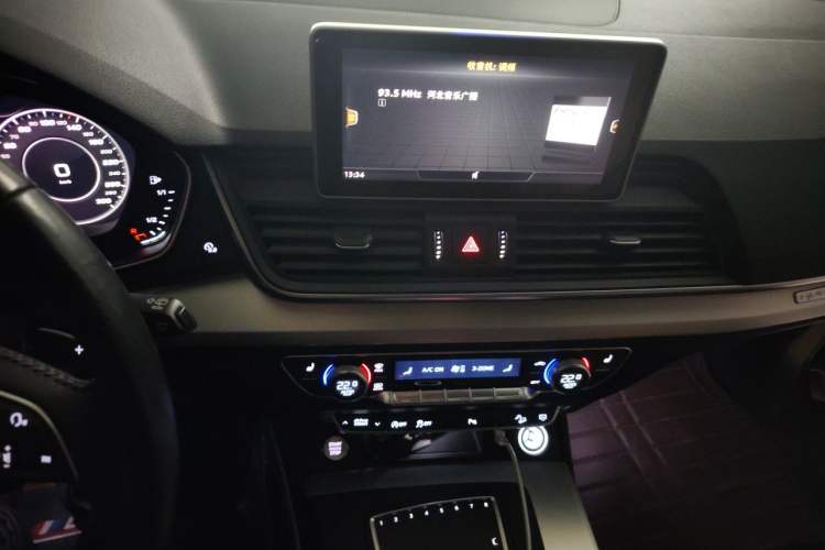 Used Audi Q5L 2020 Updated 40 TFSI Prestige Fashion Edition Audio And AC Panel