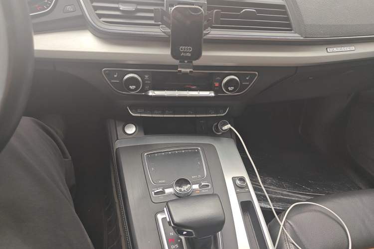 Used Audi Q5L 2020 Updated 40 TFSI Prestige Fashion Edition Audio And AC Panel
