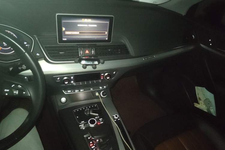 Used Audi Q5L 2020 40 TFSI Prestige Fashion Edition Audio And AC Panel