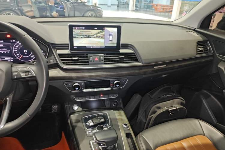 Used Audi Q5L 2020 Updated 40 TFSI Prestige Fashion Edition Audio And AC Panel