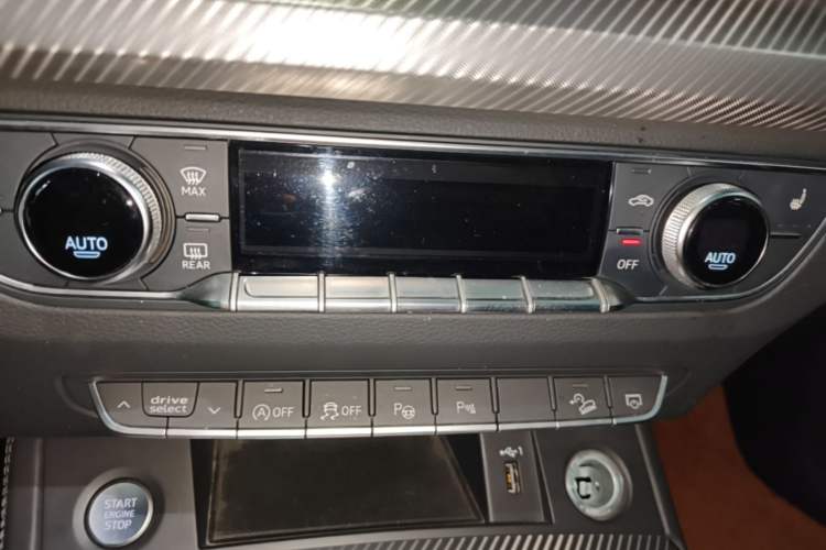 Used Audi Q5L 2020 45 TFSI Prestige Fashion Model Audio And AC Panel