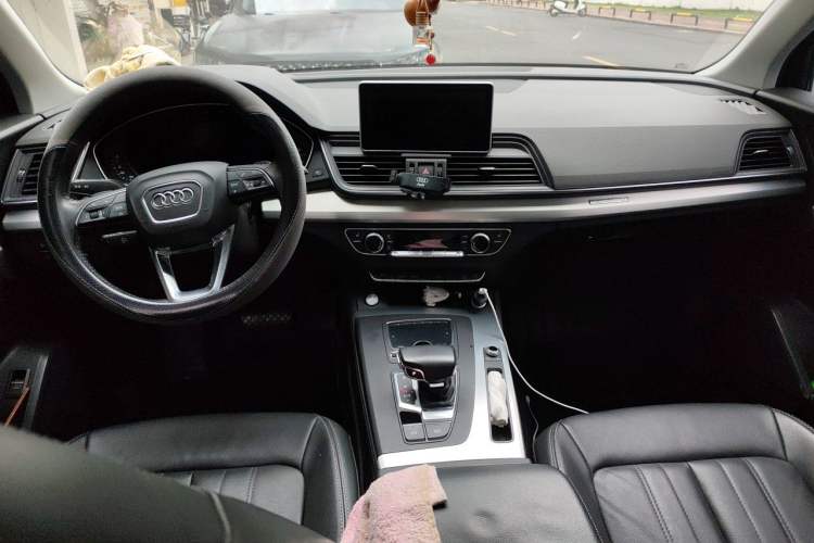 Used Audi Q5L 2020 Updated 40 TFSI Prestige Fashion Edition Center Console