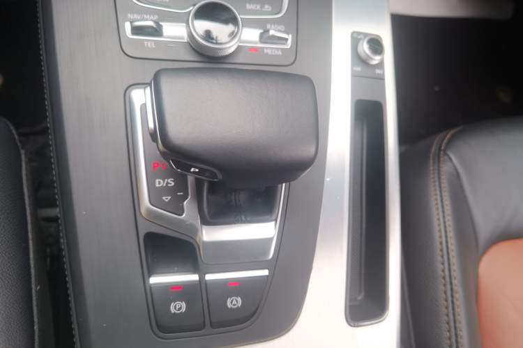 Used Audi Q5L 2020 Updated 40 TFSI Prestige Fashion Edition Gear Lever