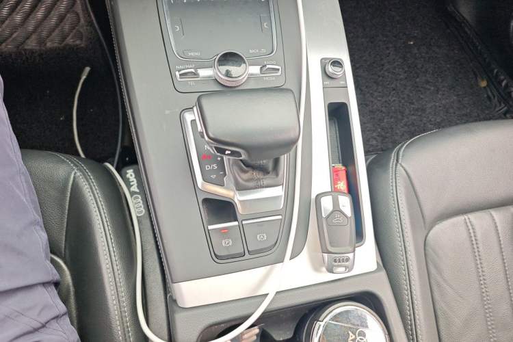 Used Audi Q5L 2020 Updated 40 TFSI Prestige Fashion Edition Gear Lever