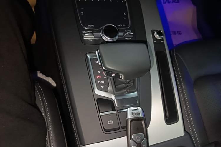 Used Audi Q5L 2020 Updated 40 TFSI Prestige Fashion Edition Gear Lever