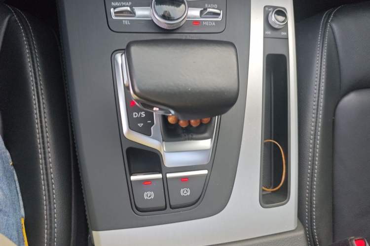Used Audi Q5L 2020 Updated 40 TFSI Prestige Fashion Edition Gear Lever