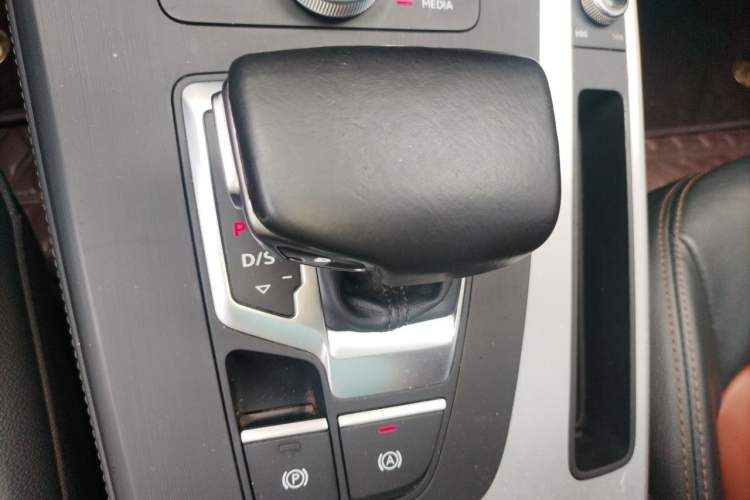 Used Audi Q5L 2020 Updated 40 TFSI Prestige Fashion Edition Gear Lever