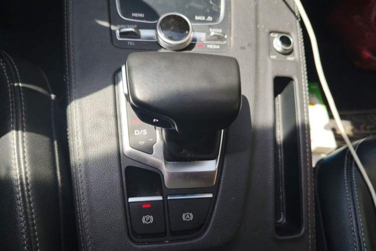 Used Audi Q5L 2020 Updated 40 TFSI Prestige Fashion Edition Gear Lever