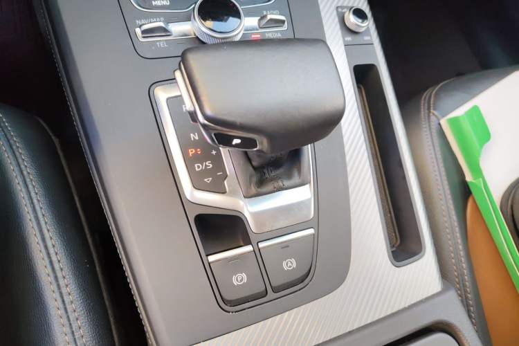 Used Audi Q5L 2020 Updated 40 TFSI Prestige Fashion Edition Gear Lever