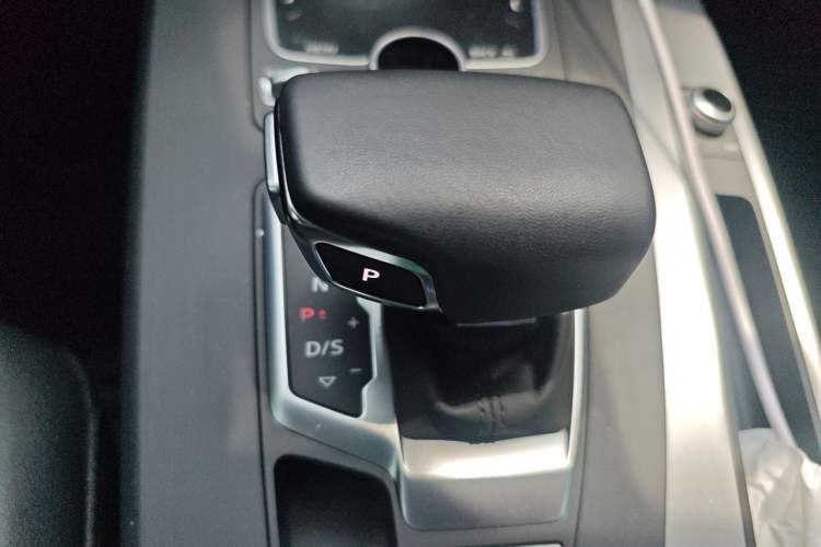 Used Audi Q5L 2020 Updated 40 TFSI Prestige Fashion Edition Gear Lever