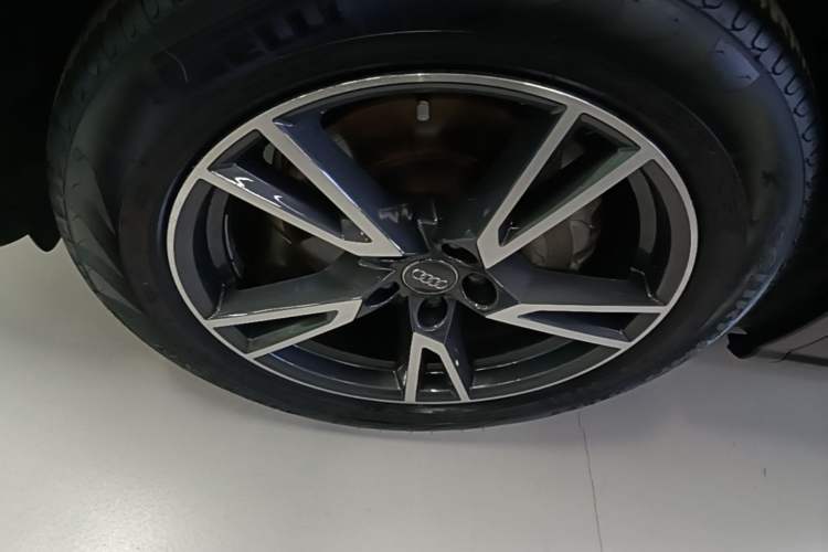 Used Audi Q5L 2020 Updated 40 TFSI Prestige Fashion Edition Left Front Wheel Hub