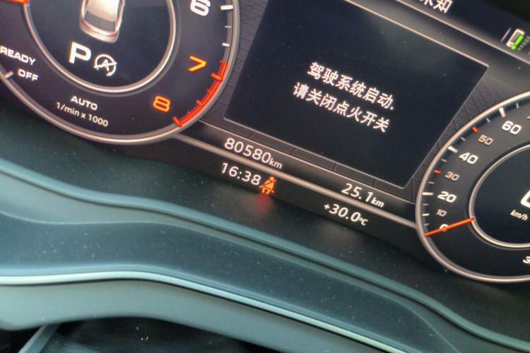 Used Audi Q5L 2020 45 TFSI Prestige Fashion Model Odometer Close Up