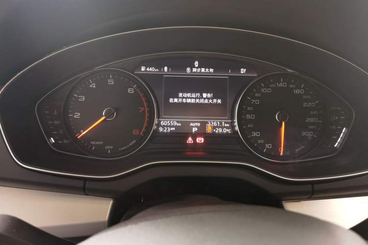 Used Audi Q5L 2020 40 TFSI Prestige Edition Odometer Close Up