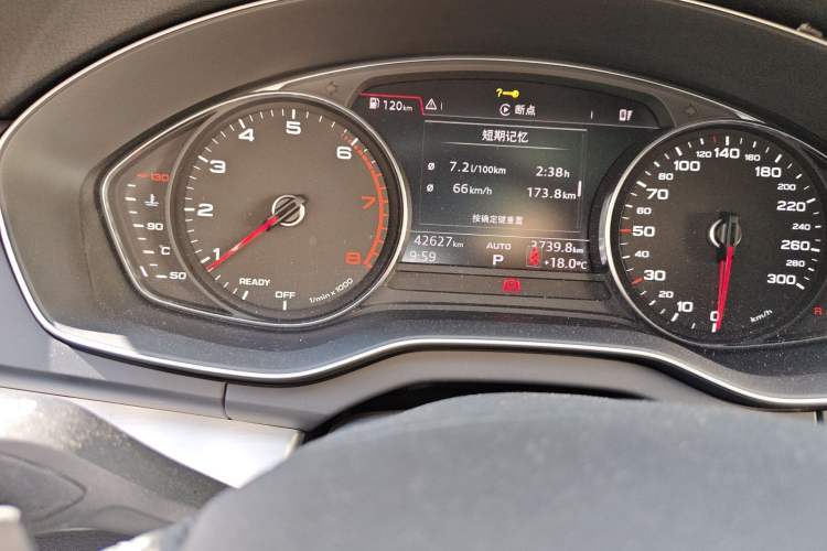 Used Audi Q5L 2020 40 TFSI Prestige Edition Odometer Close Up
