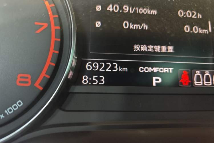 Used Audi Q5L 2020 40 TFSI Prestige Edition Odometer Close Up