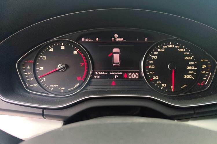 Used Audi Q5L 2020 40 TFSI Prestige Edition Odometer Close Up