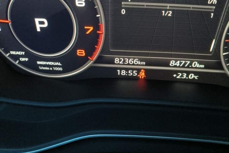 Used Audi Q5L 2020 45 TFSI Prestige Fashion Model Odometer Close Up
