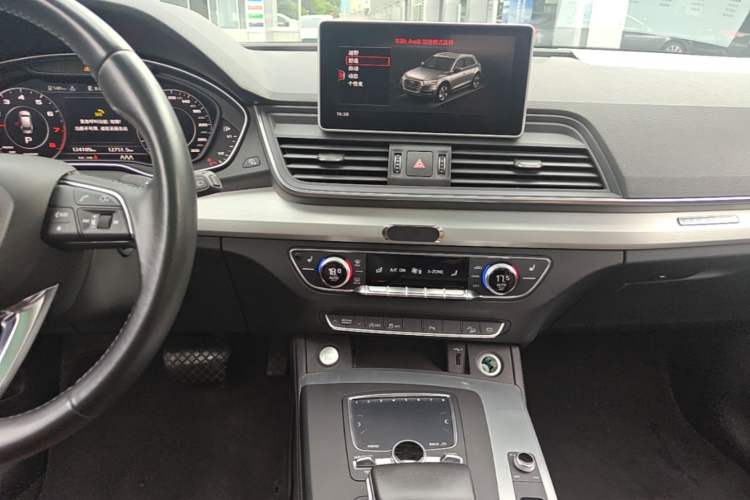 Used Audi Q5L 2020 Updated 40 TFSI Prestige Fashion Edition Audio And AC Panel