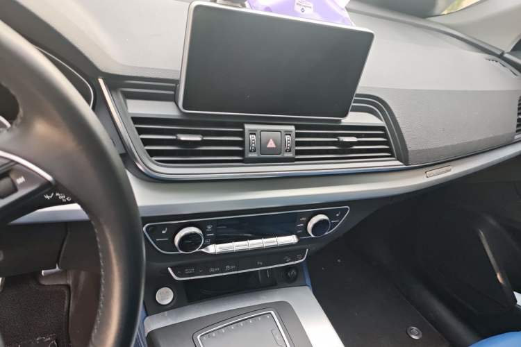 Used Audi Q5L 2020 Updated 40 TFSI Prestige Fashion Edition Audio And AC Panel