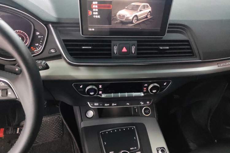 Used Audi Q5L 2020 Updated 40 TFSI Prestige Fashion Edition Audio And AC Panel