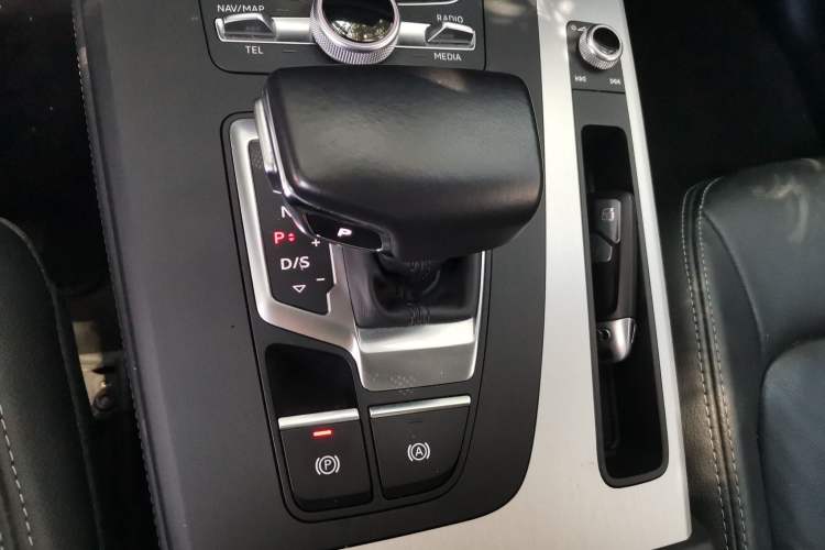 Used Audi Q5L 2020 Updated 40 TFSI Prestige Fashion Edition Gear Lever