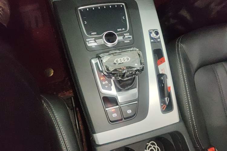 Used Audi Q5L 2020 Updated 40 TFSI Prestige Fashion Edition Gear Lever