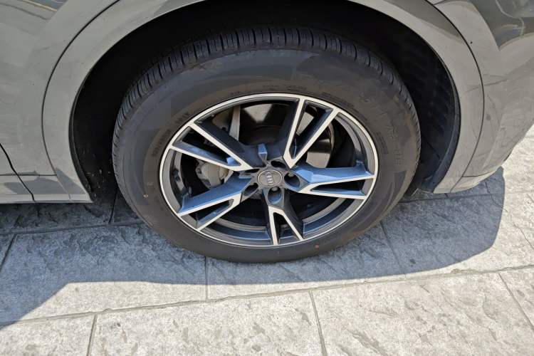 Used Audi Q5L 2020 Updated 40 TFSI Prestige Fashion Edition Right Front Wheel Hub