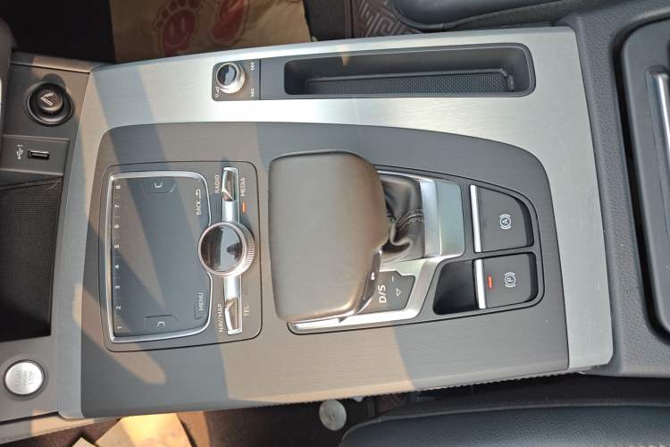 Used Audi Q5L 2020 Updated 40 TFSI Prestige Fashion Edition Gear Lever