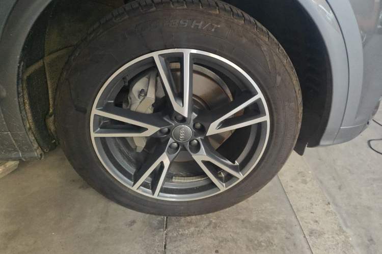 Used Audi Q5L 2020 Updated 40 TFSI Prestige Fashion Edition Right Front Wheel Hub