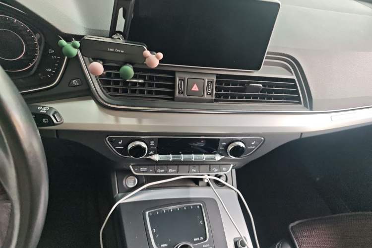 Used Audi Q5L 2020 Updated 40 TFSI Prestige Fashion Edition Audio And AC Panel
