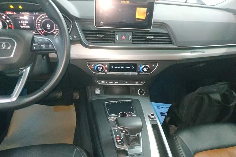 Used Audi Q5L 2020 Updated 40 TFSI Prestige Fashion Edition Audio And AC Panel