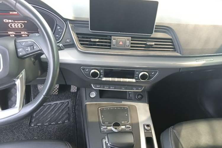 Used Audi Q5L 2020 40 TFSI Prestige Fashion Edition Audio And AC Panel