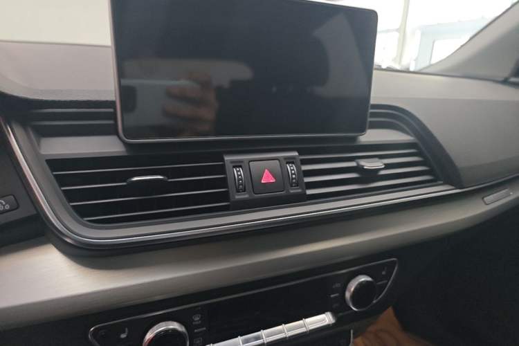 Used Audi Q5L 2020 Updated 40 TFSI Prestige Fashion Edition Audio And AC Panel