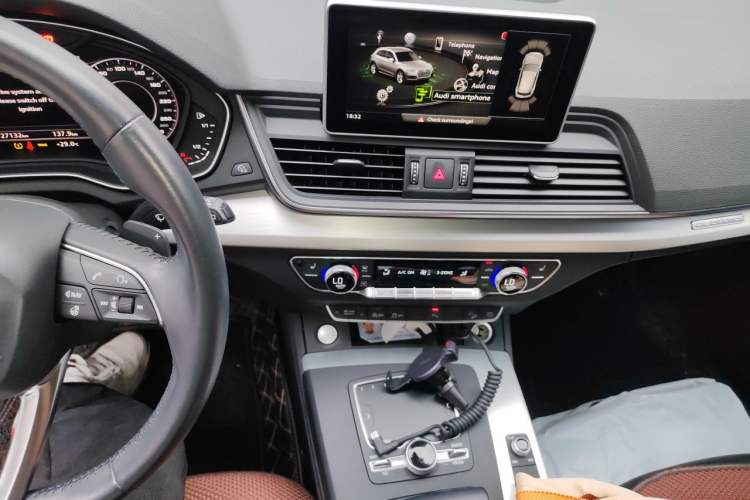 Used Audi Q5L 2020 Updated 40 TFSI Prestige Fashion Edition Audio And AC Panel