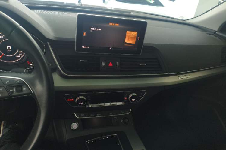 Used Audi Q5L 2020 Updated 40 TFSI Prestige Fashion Edition Audio And AC Panel